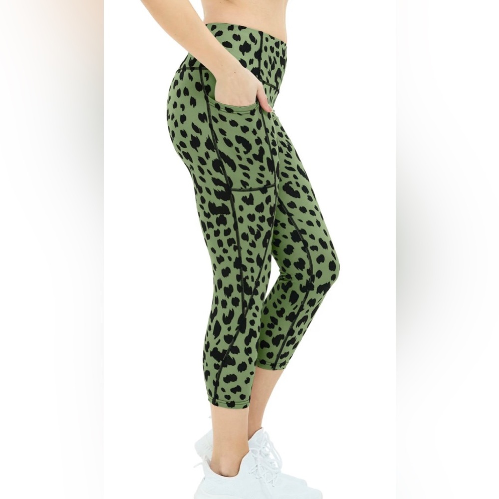 Nicole Miller Sport— 7/8 leggings, NWOT, green & black leopard, size Small